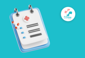 Un presse-papiers tient une prescription de médicament et il y a quelques pilules dessus